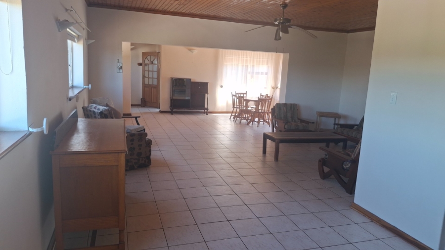 To Let 5 Bedroom Property for Rent in Humansdorp Eastern Cape